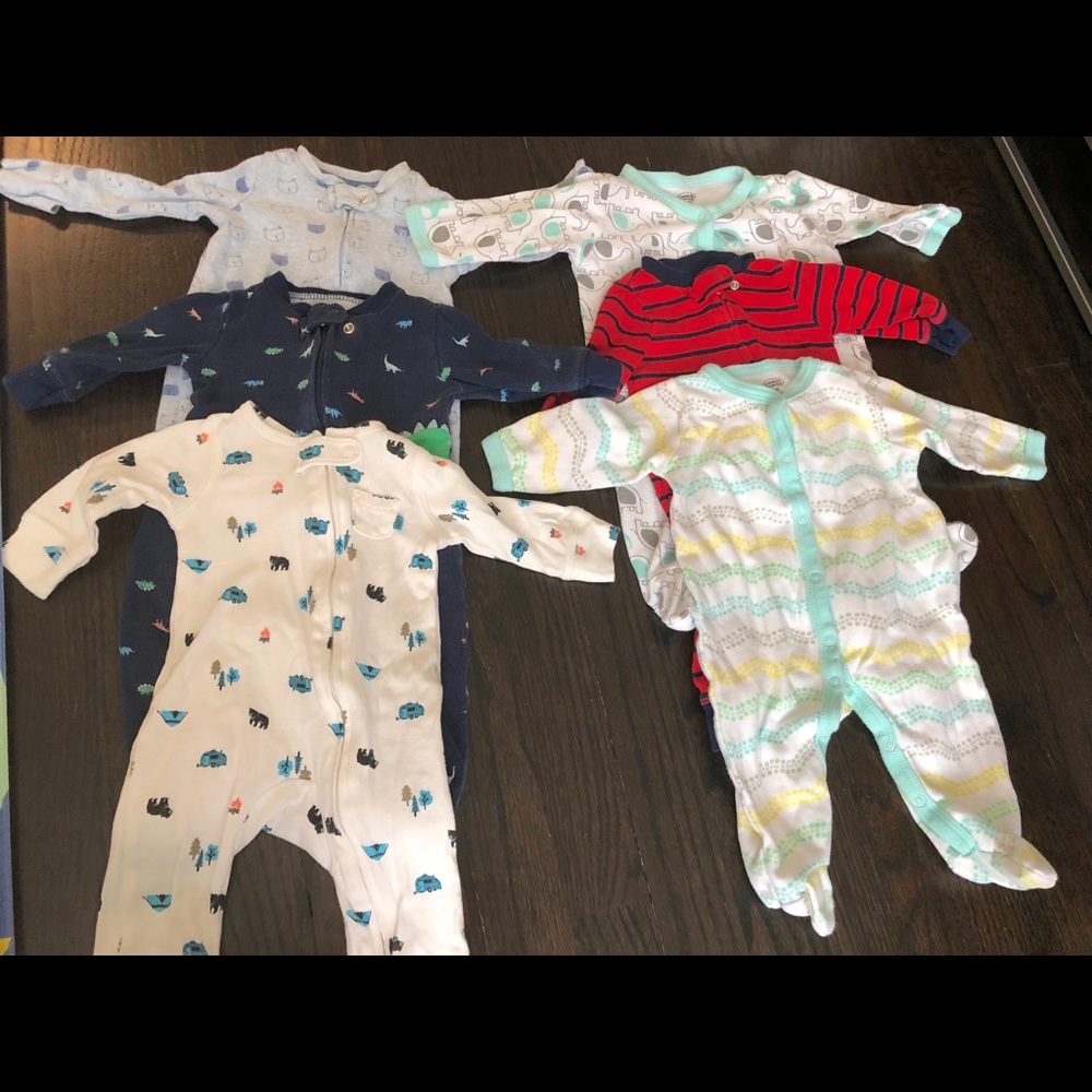 Lots of 6 pajamas for 3-6 months old